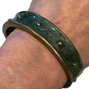 VINTAGE ENAMELED HINGED BANGLE BRACELET GREEN GOLD TONE